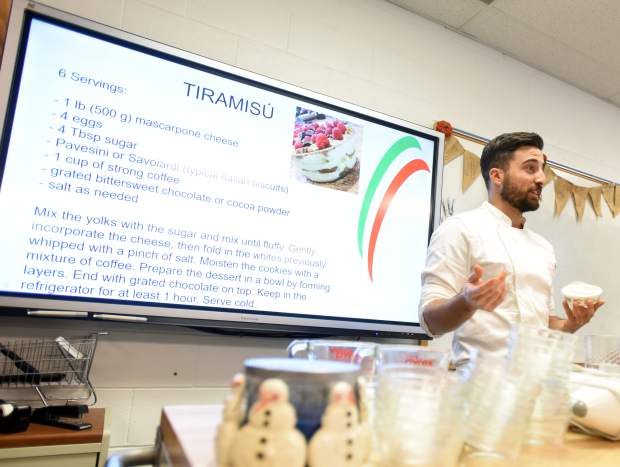 Una lezione di cucina per insegnare l'arte del Tiramisù in America